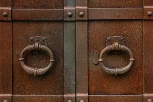 paar oude roestige ijzeren deurklinken
