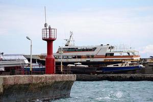 landschap met uitzicht op de jachthaven en de oude schepen. foto