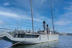 zeegezicht met zicht op het schip bij de pier. foto