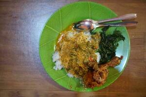 Indonesisch keuken, padang keuken met jus en knal kip foto