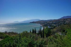 zeegezicht met uitzicht op de kustlijn van de Krim. foto