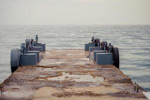 zeegezicht met een pier op de achtergrond van het water foto