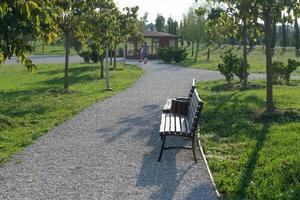 grindpad met banken in het park van Sotsji foto