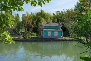 prachtig kleurrijk huis voor vogels in een openbaar park foto