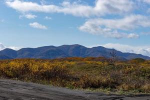 het natuurlijke landschap met een landweg. kamchatka, rusland. foto
