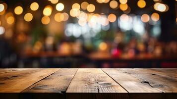 leeg houten tafel in voorkant van abstract bokeh licht achtergrond. foto