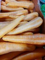 rijp wortels in mand klaar voor uitverkoop. foto