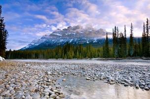 kasteelberg in het nationale park van banff alberta canada foto