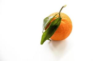oranje mandarijn- Aan een wit achtergrond geïsoleerd met groen bladeren foto
