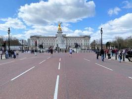 Londen in de uk in april 2021. een visie van Buckingham paleis foto