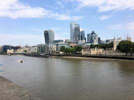 uitzicht op de rivier de Theems bij tower bridge foto