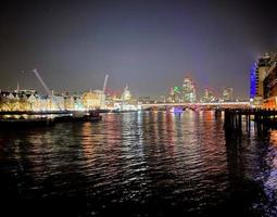 een visie van de rivier- Theems Bij nacht in september 2022 foto