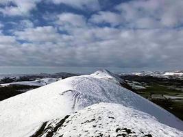 een visie van de caradoc hils in winter met sneeuw Aan top foto