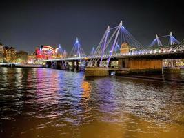 een visie van de rivier- Theems Bij nacht in september 2022 foto