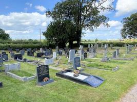 een visie van moreton corbet kerk en begraafplaats in augustus 2022. foto