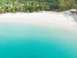 antenne dar visie van mooi strand met turkoois zee water en palm bomen van golf van Thailand. goed eiland, Thailand foto