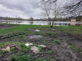 panorama van de rivier- in de dorp foto