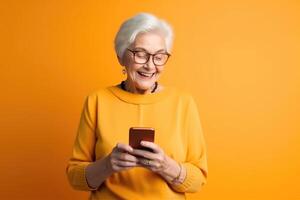 een gelukkig gepensioneerd oud vrouw Holding een smartphone in haar handen gemaakt met generatief ai technologie. foto