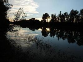 Aan de oever van de rivier foto