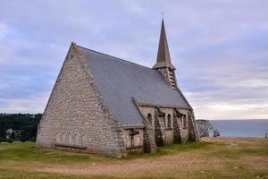 een kerk Aan de kust foto