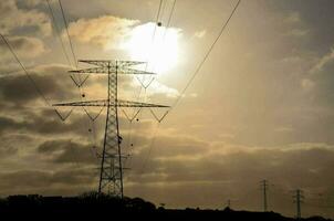 een veld- met elektriciteit polen foto