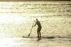 mensen surfing in de zee foto