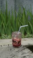 glas gehakt komkommer drinken Aan houten tafel in tuin. foto