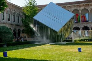Italië 2023 staat Universiteit van Milaan met artistiek installaties foto