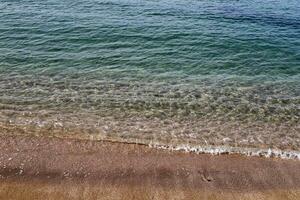 de kleur van zee water Aan de middellandse Zee kust. foto