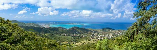 caraïben reis vakantie, panoramisch horizon van heilige Martin eiland van foto paradis pas op