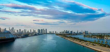 Verenigde Staten van Amerika, toneel- Miami haven panoramisch horizon dichtbij naar Miami haven en biscayne baai foto