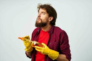 emotioneel Mens vervelend rubber handschoenen wasmiddel schoonmaak huiswerk bijgesneden visie foto