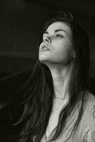 vrouw kapsel poseren mode luxe zwart en wit foto