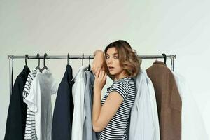 mooi vrouw proberen Aan kleren winkel kleinhandel geïsoleerd achtergrond foto