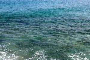 de kleur van zee water Aan de middellandse Zee kust. foto