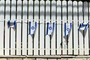 de blauw en wit vlag van Israël met de zespuntig ster van david. foto