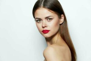aantrekkelijk vrouw naakt schouders aantrekkelijk kijken rood lippen model- huid zorg foto