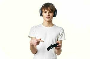 vent in wit t-shirt met hoofdtelefoons spelen video spellen gamer foto