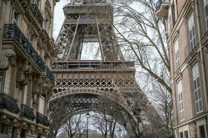 Mens Aan straat in Parijs met de eiffel toren Parijs, Frankrijk. foto