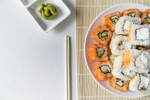 bovenaanzicht sushi bord met wasabi foto
