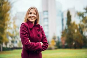 portret van een jong vrouw in de park foto