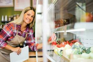 vrouw werken in fruit en groenten winkel. foto