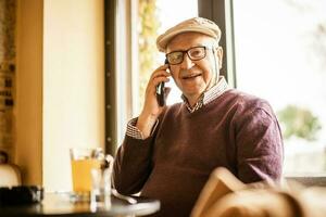 oud Mens Aan de telefoon foto