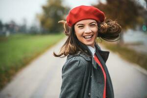 portret van een vrouw met een rood baret foto