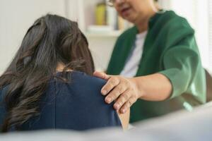 psychologie, depressie. verdrietig Aziatisch jong vrouw huilen over breken omhoog of scheiding, overleg plegen met psycholoog ,psychiater terwijl geduldig begeleiding mentaal met dokter Bij kliniek. bemoedigend, therapie. foto