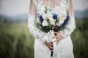 bruid hand met bloem in trouwdag foto