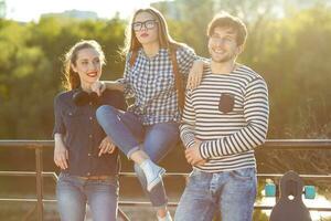 glimlachen vrienden hebben pret buitenshuis foto