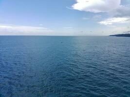 antenne visie van schepen in de Doorzichtig blauw zee foto