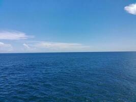 antenne visie van de Doorzichtig blauw zee foto