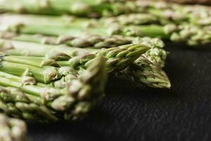 groen asperges Aan een zwart achtergrond foto